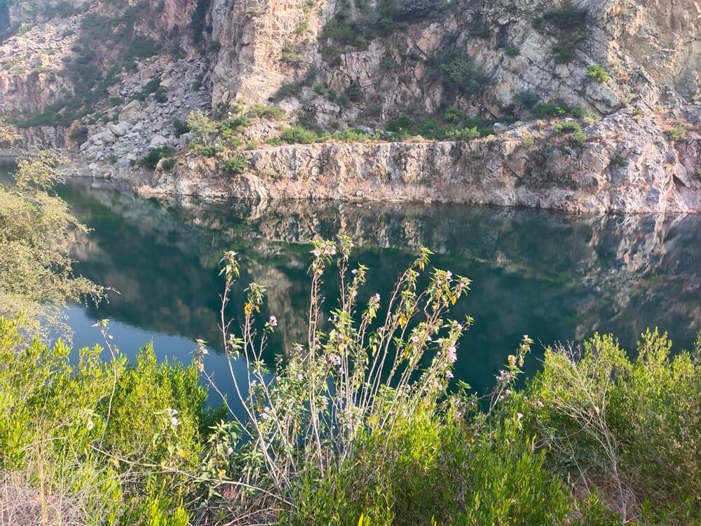 نیلی جھیل نزد جوڑی راجگان مارگلہ ہلز اسلام آباد lake in jouri rajgan